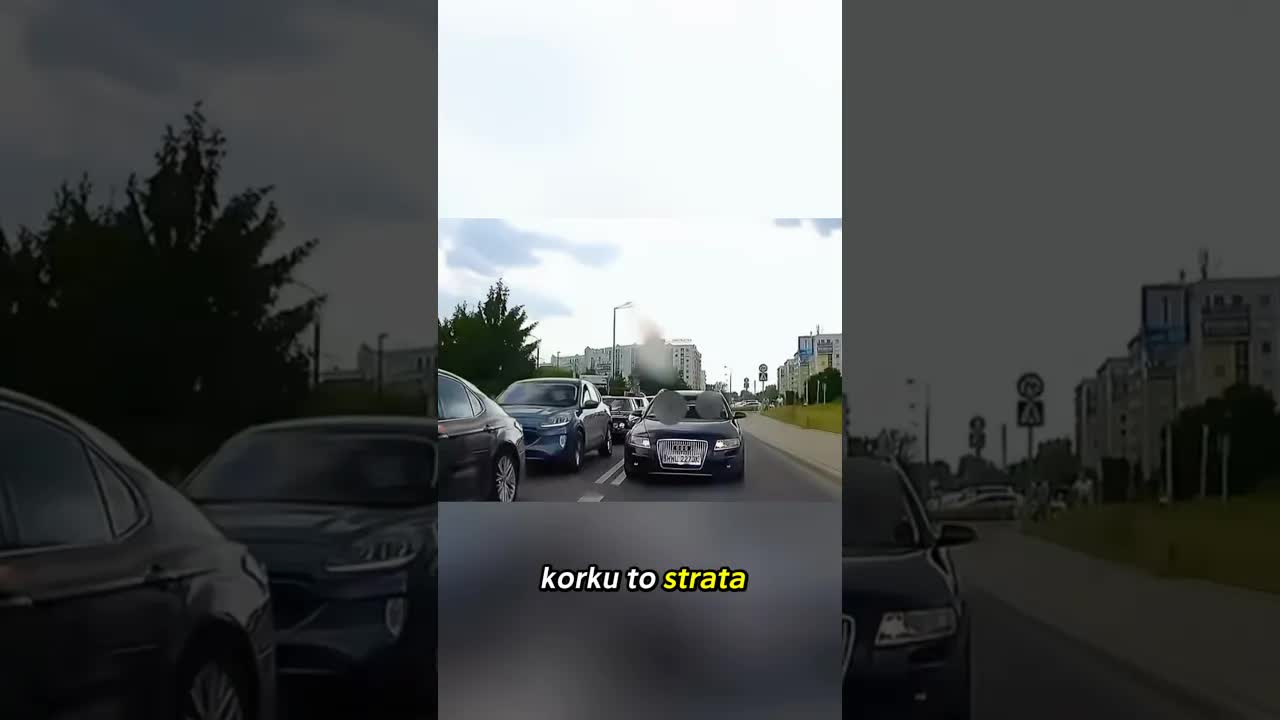 Kierowca Audi próbuje ominąć korek i się męczy