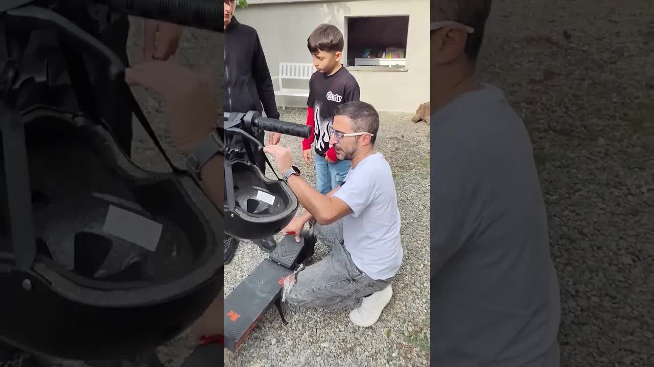 I bambini provano il monopattino elettrico del papà