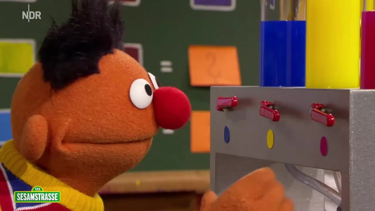 Bert und Ernie mischen Farben im Experiment