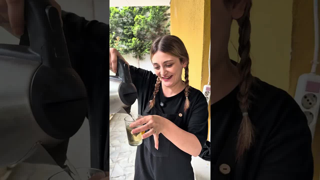 Kızın Babasına Ağaçtan Çay Getirmesi