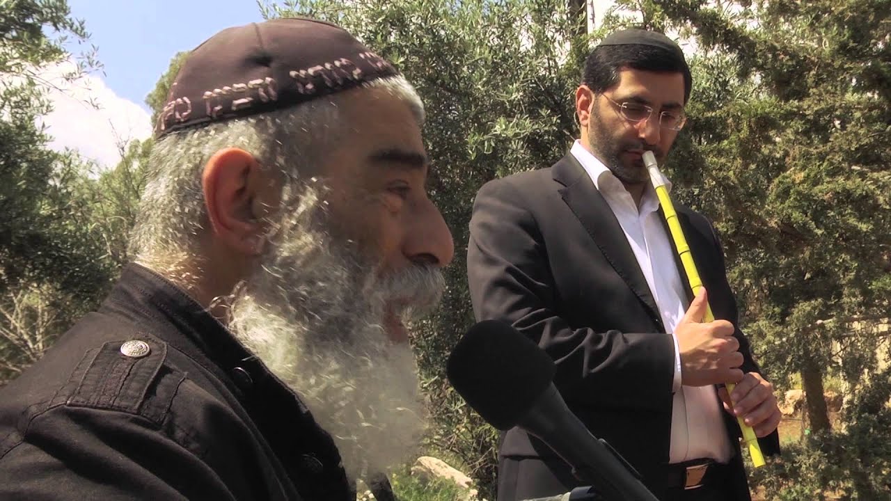 ואיך שלא אפנה לראות תמיד איתה