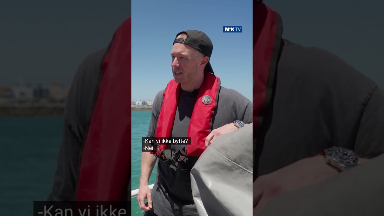 Gutter diskuterer redningsvester før fiske