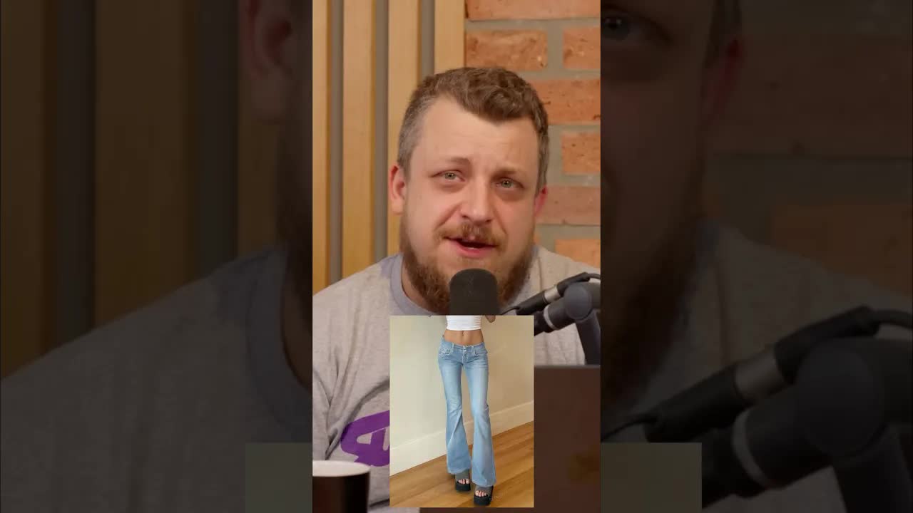 Miért hordják a lányok hátul a telefonjukat?
