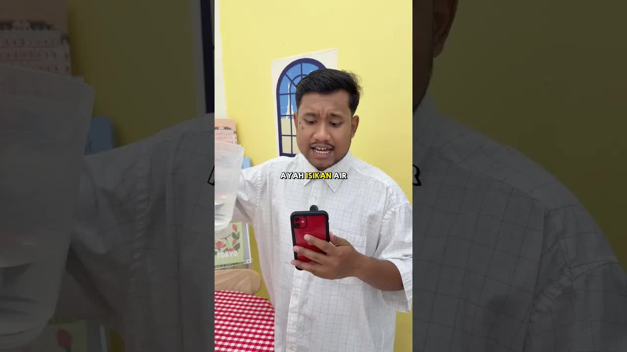 Ayah Isi Air Untuk Telefon Habis Bateri