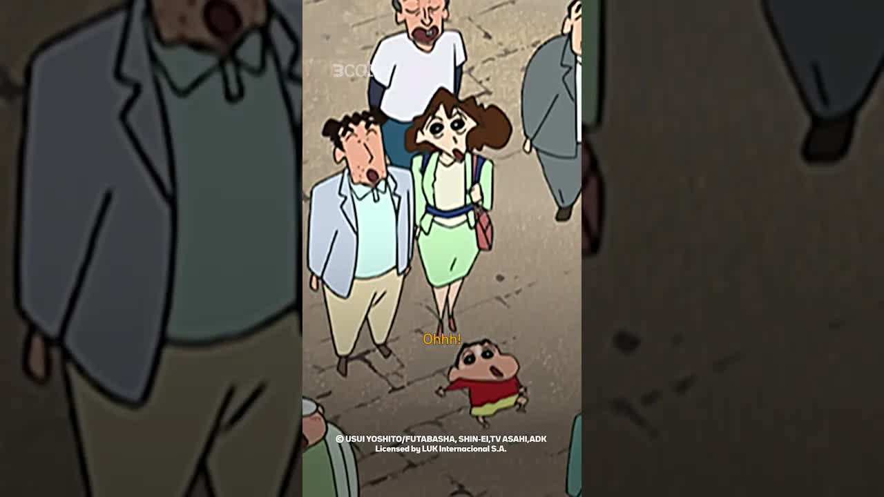 Shin Chan visita Barcelona amb un amic