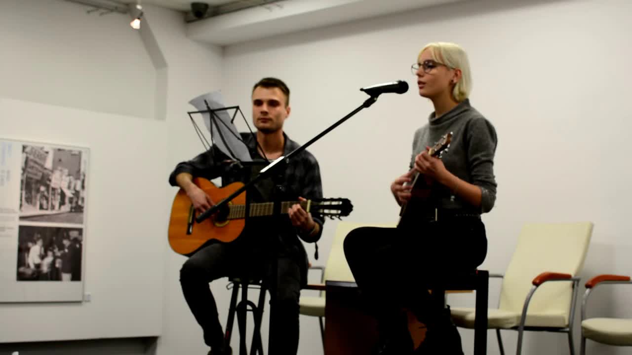 Sola ĉe maro kun ĉielo blua