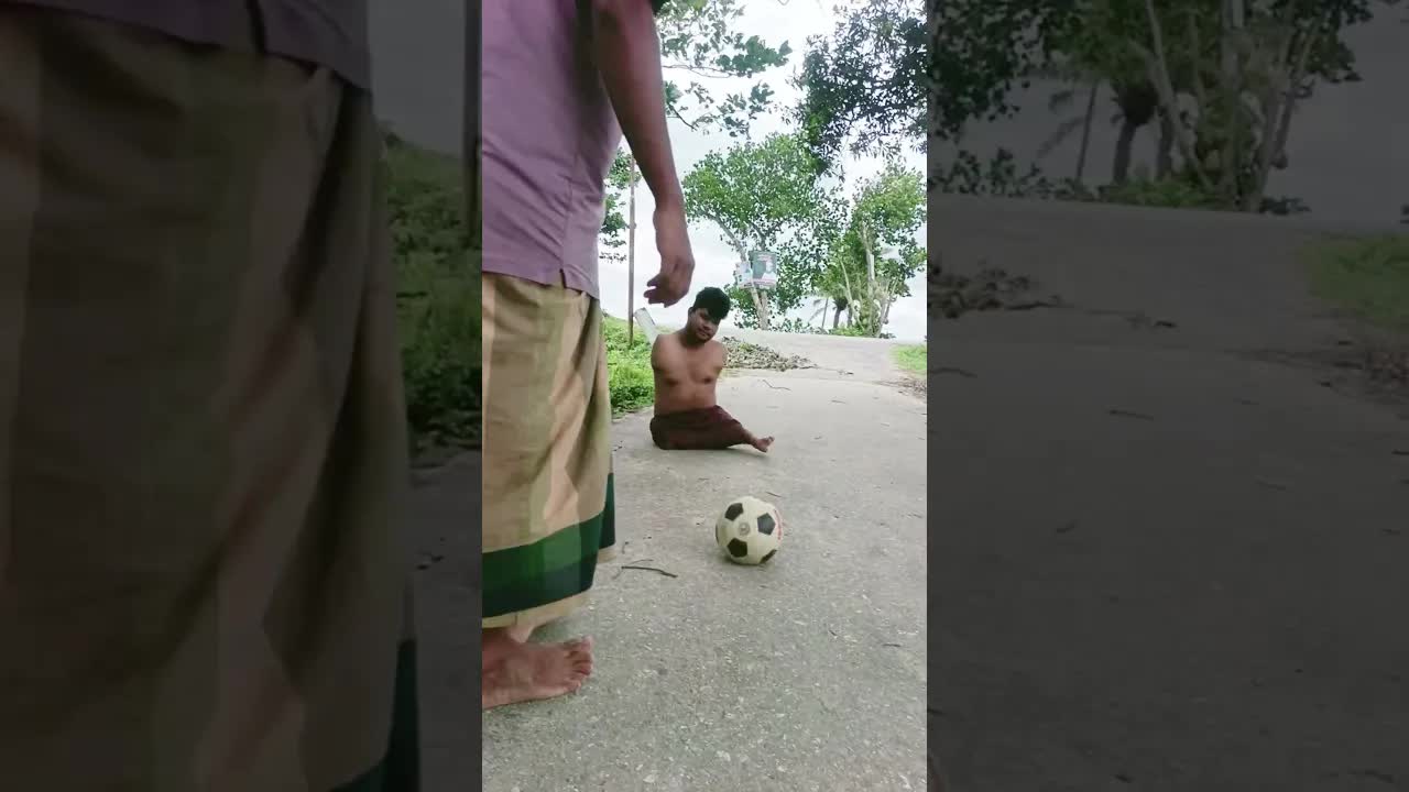 প্রতিবন্ধী ছেলের অসাধারণ ফুটবল দক্ষতা