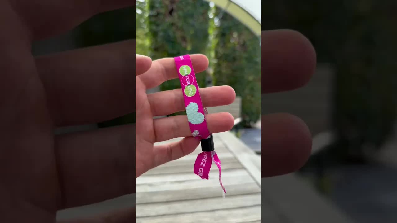 Hoe je een festivalbandje zonder schaar verwijdert