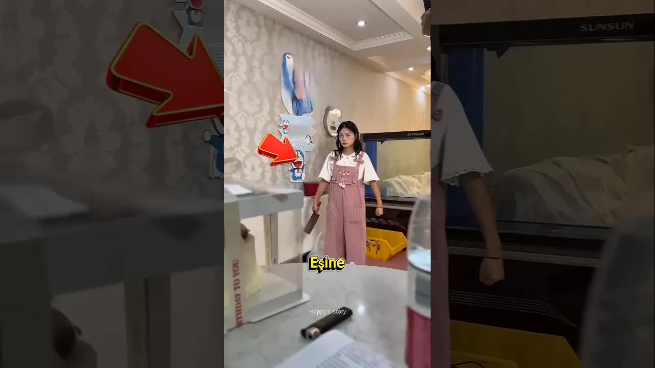 Peçeteden yemek yapıp karısını sakinleştirmeye çalışıyor