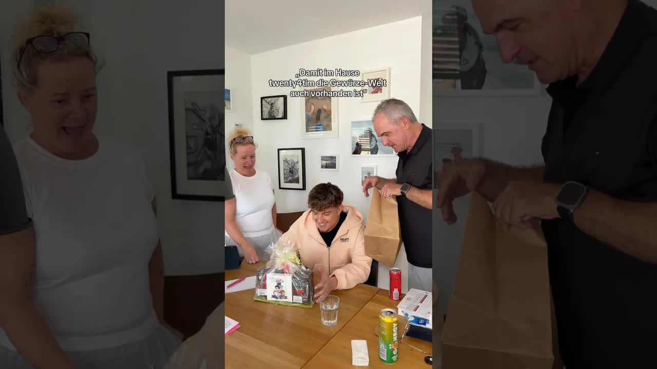 Geschenke von den Eltern auspacken