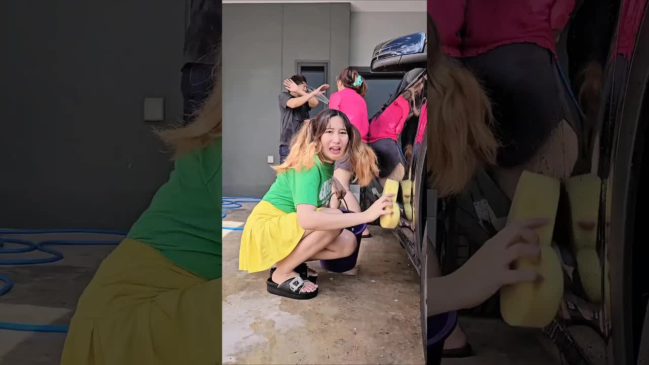 พ่อลูกเล่นฉีดน้ำล้างรถกันสนุกๆ