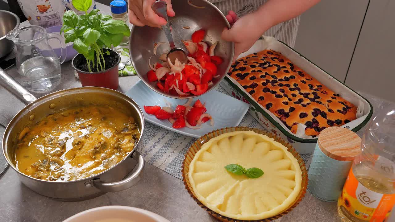 Priprema pilećih šnicli sa pireom i višnjastim kolačem