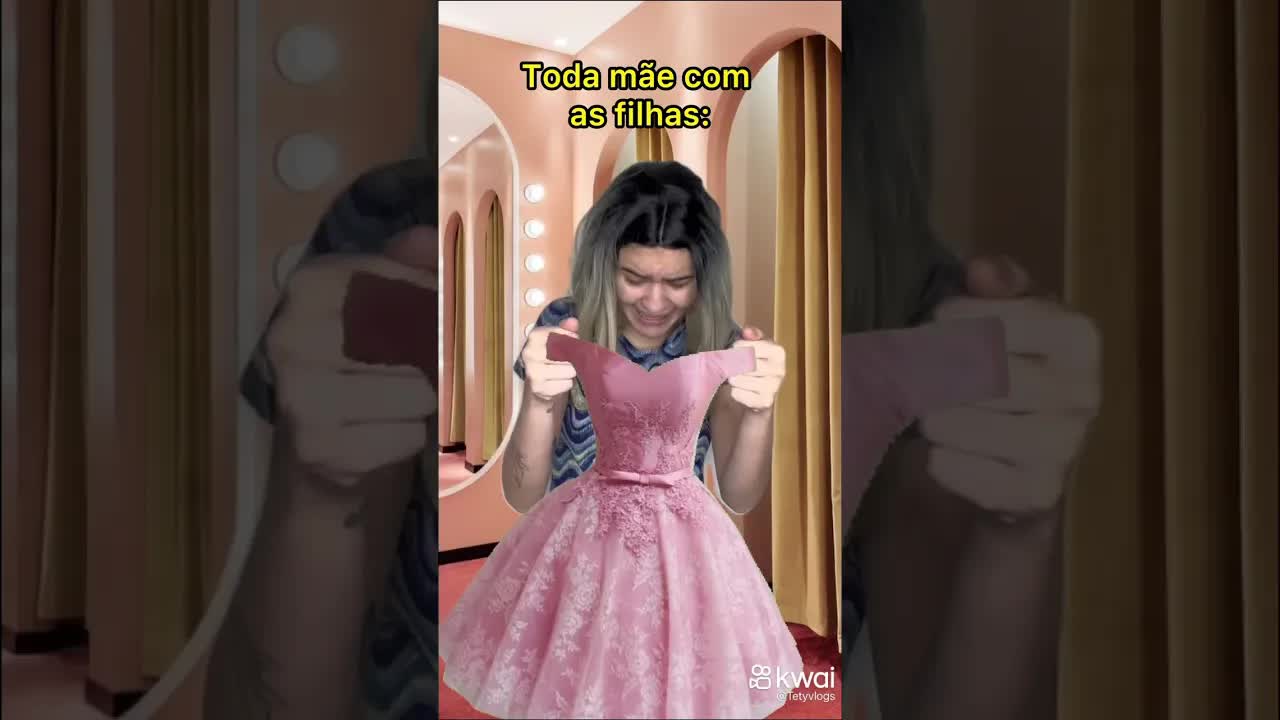 Mãe elogiando a roupa da filha