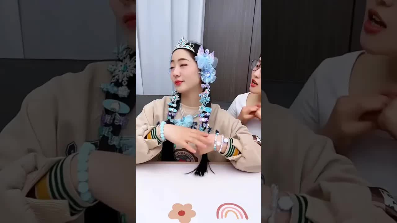 كسر بيض ملون وهدايا مخفية