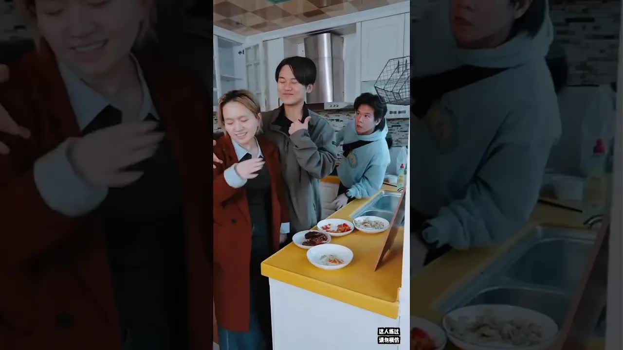 حمزة يسرق الطعام من المنزل تحت ذريعة الكلية