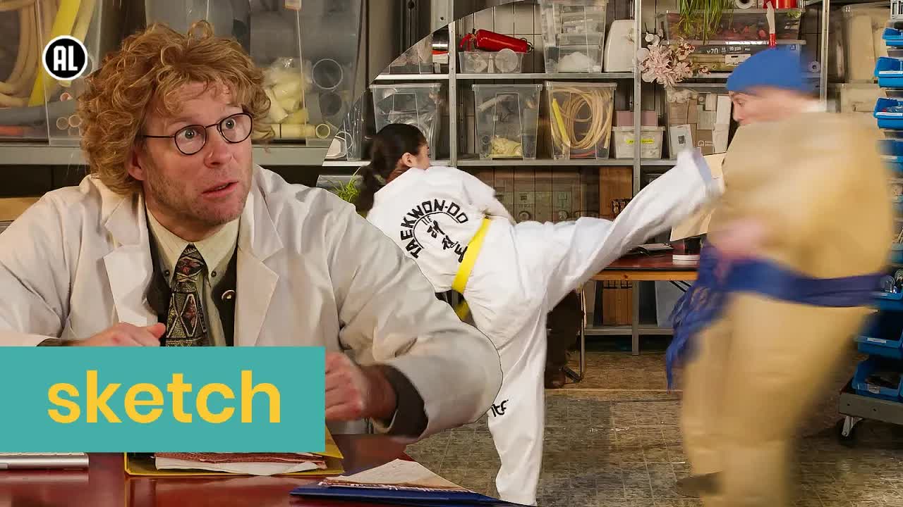 Jimmy zit vast in het plafond na zelfverdedigingspak
