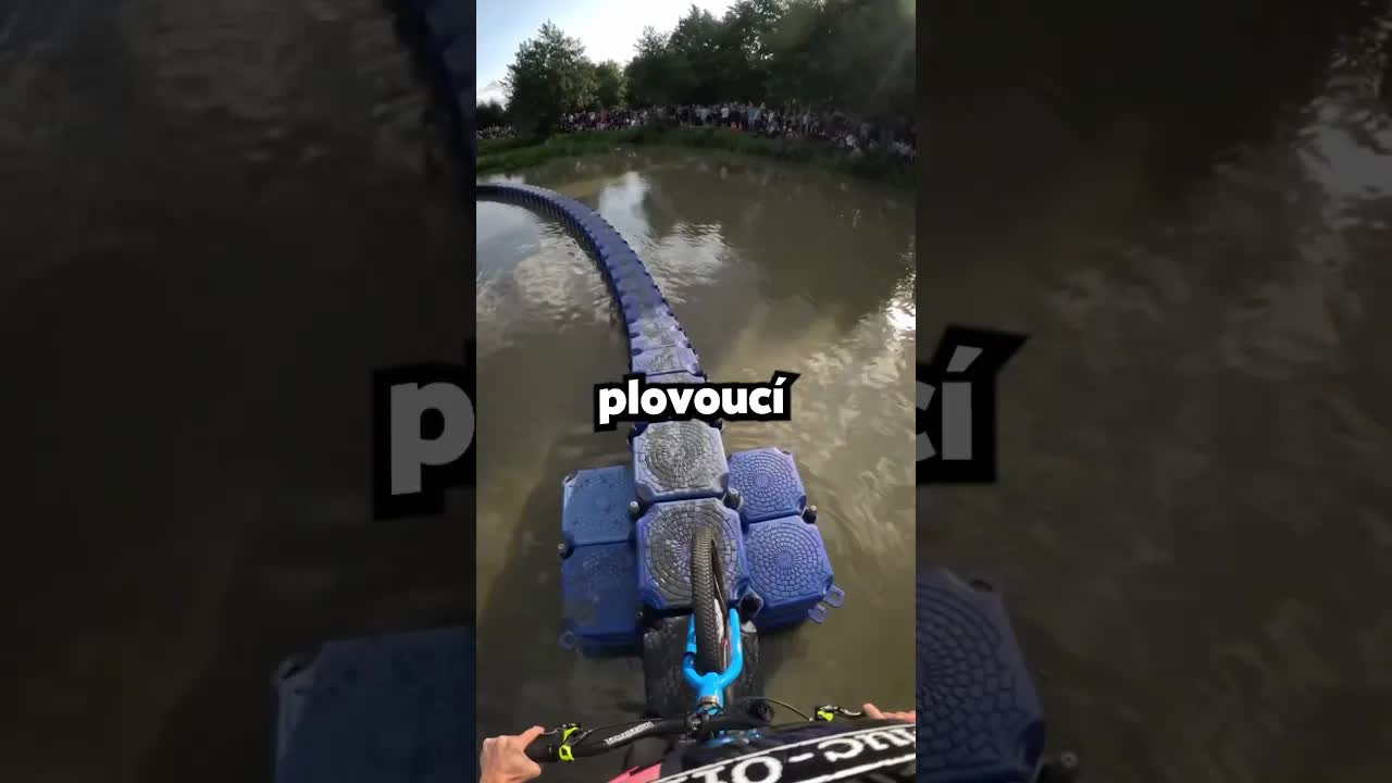 Cyklista projíždí vodní překážku na Lake Riding