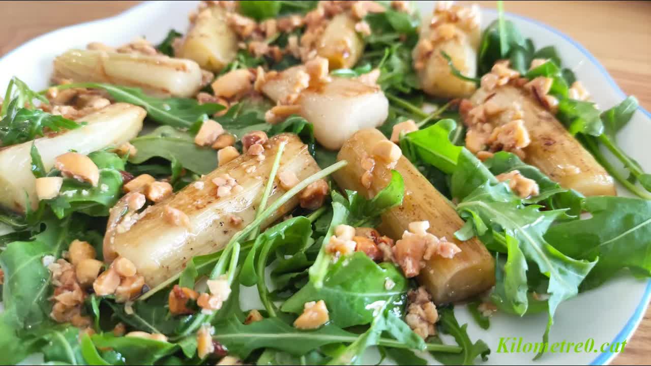 Com preparar una amanida de porros confitats amb ametlles