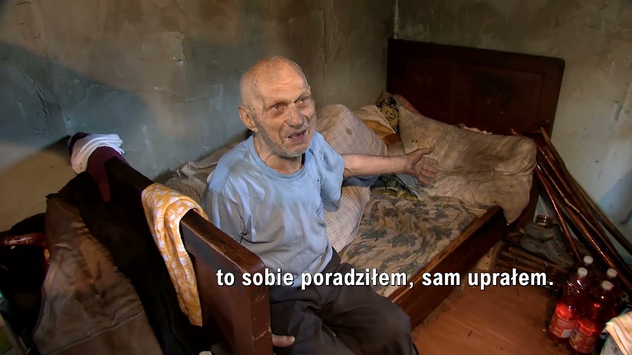 90-latek samotnik w rozpadającym się domu bez łazienki