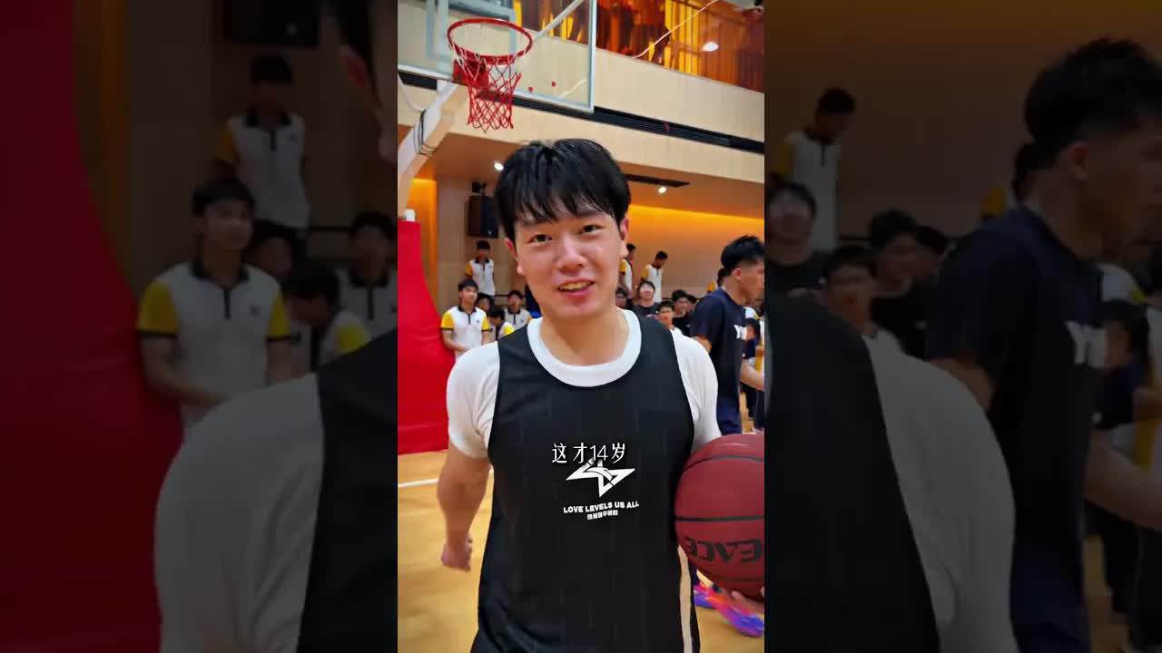 街頭籃球遇到14歲美式球風少年