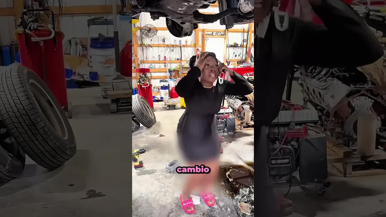 Una chica indignada por el desmontaje de su motor