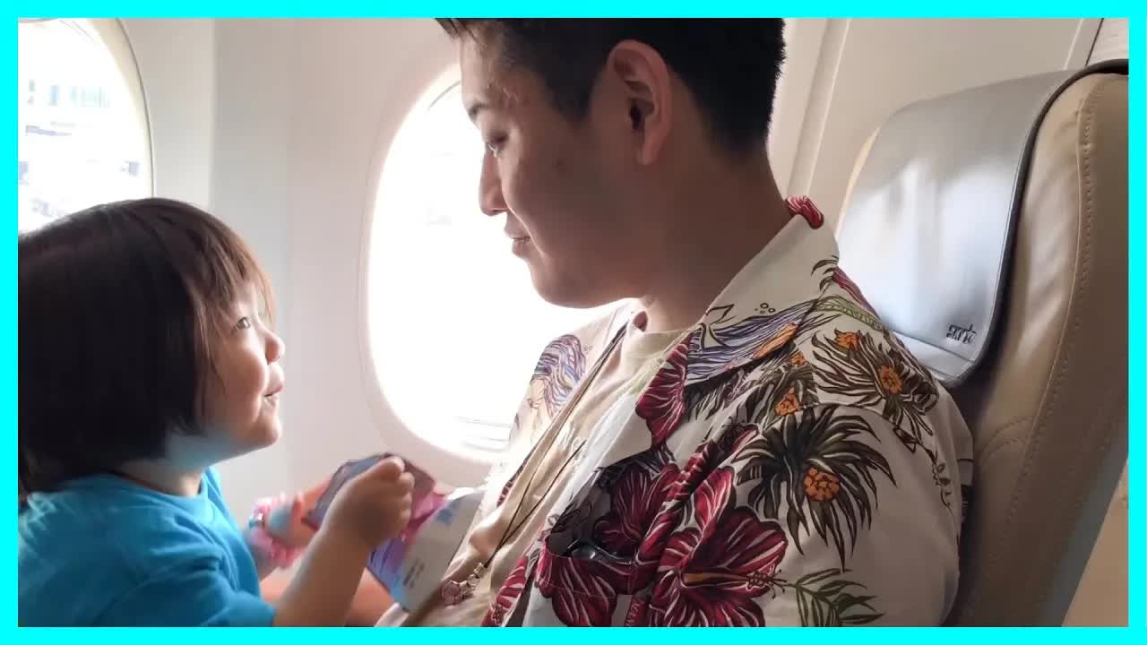 沖縄の海で遊ぶ姉妹の夏休み