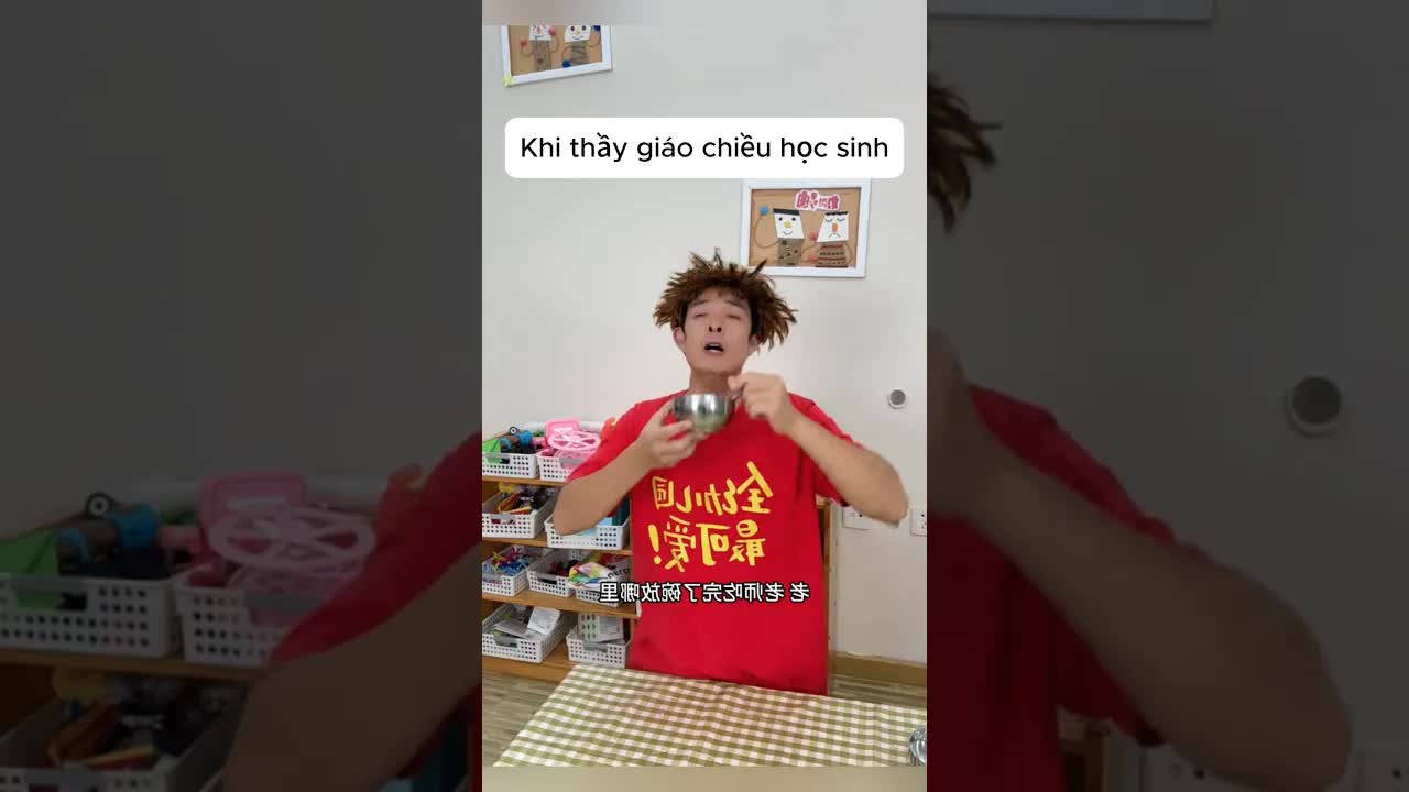 Lớp học hài hước với thầy giáo chiều học sinh