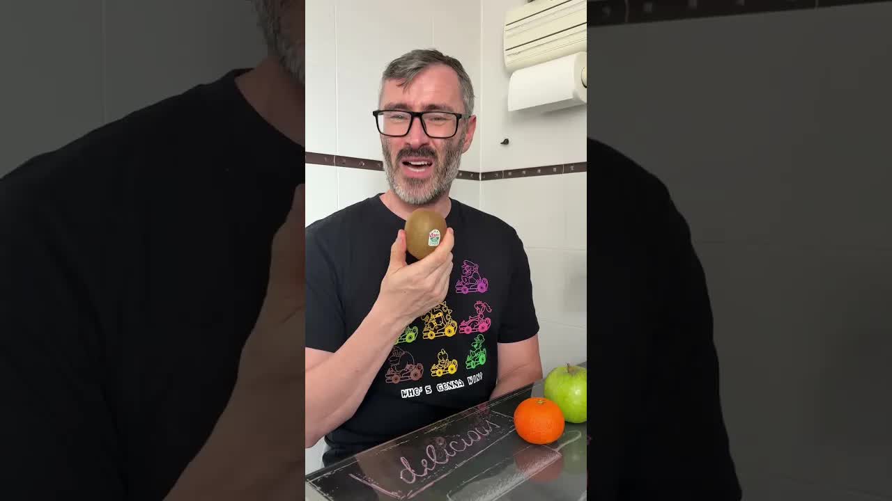 Kiwi eten met lange tanden: gezond maar niet lekker