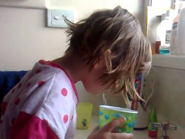 Xenia fogmosása: Ügyes kis lány