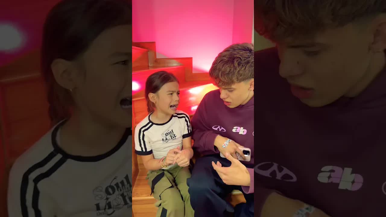 El hermano mayor ayuda con la hermanita