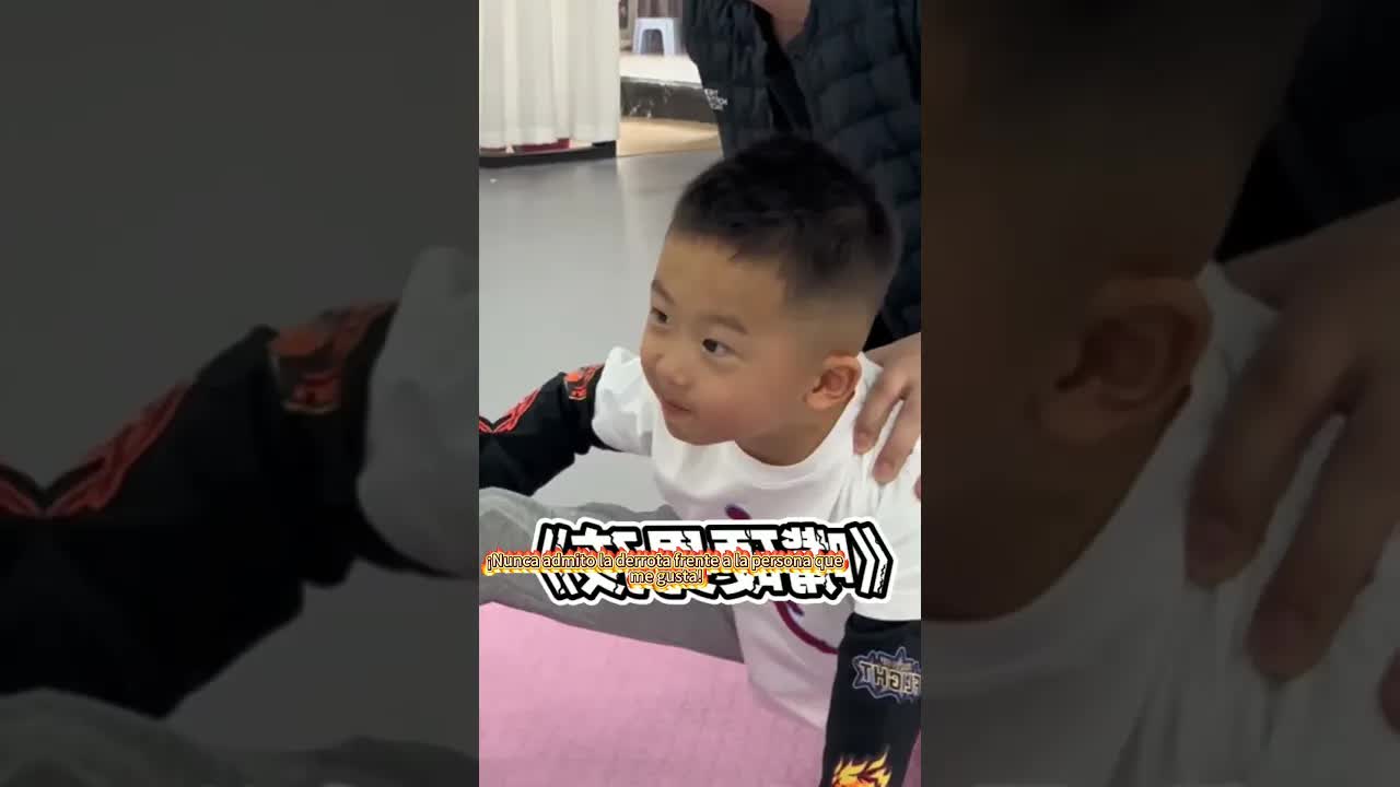 Un niño practica volteretas con su entrenador