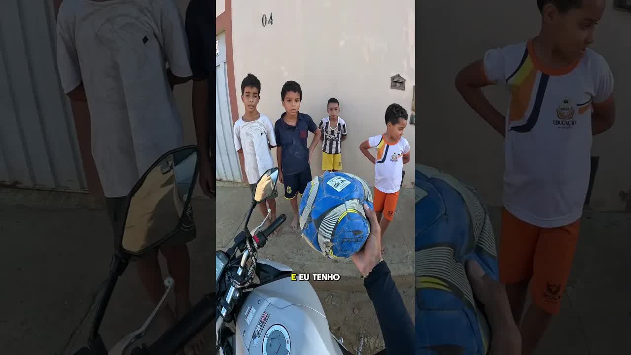 Surpresa com uma bola azul para crianças