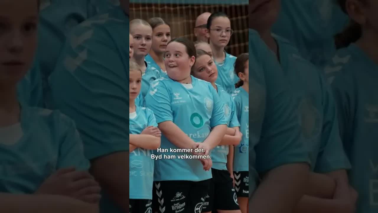 Håndboldtræner overrasser familie i Thyborøn