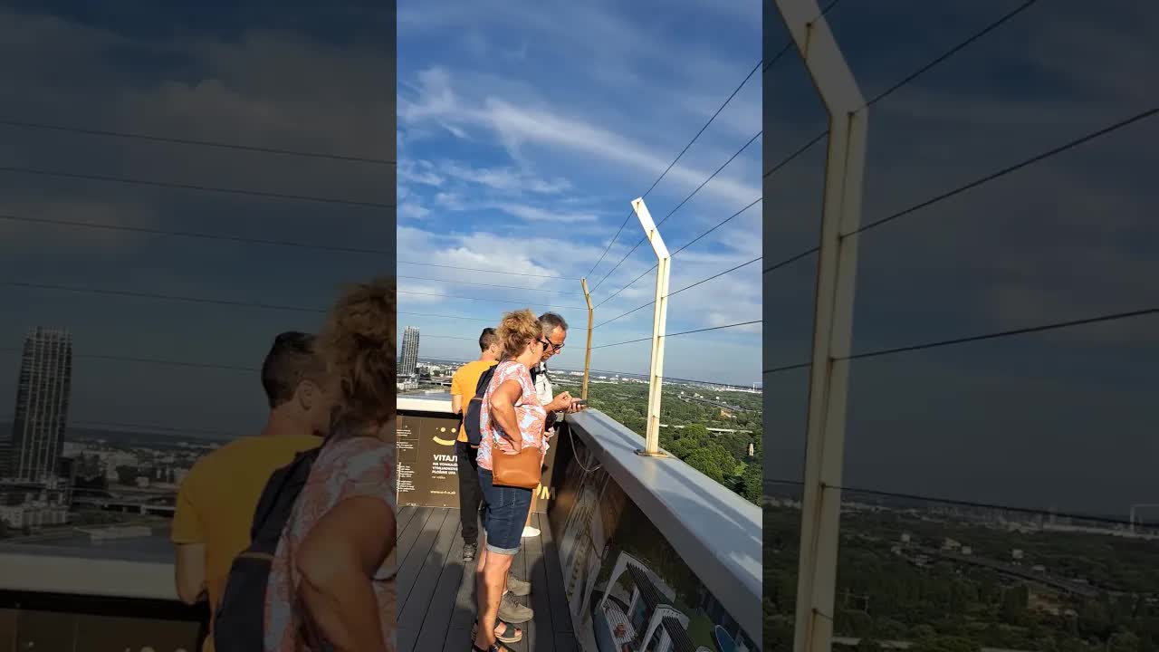 Krátky rozhovor vo veži UFO v Bratislave