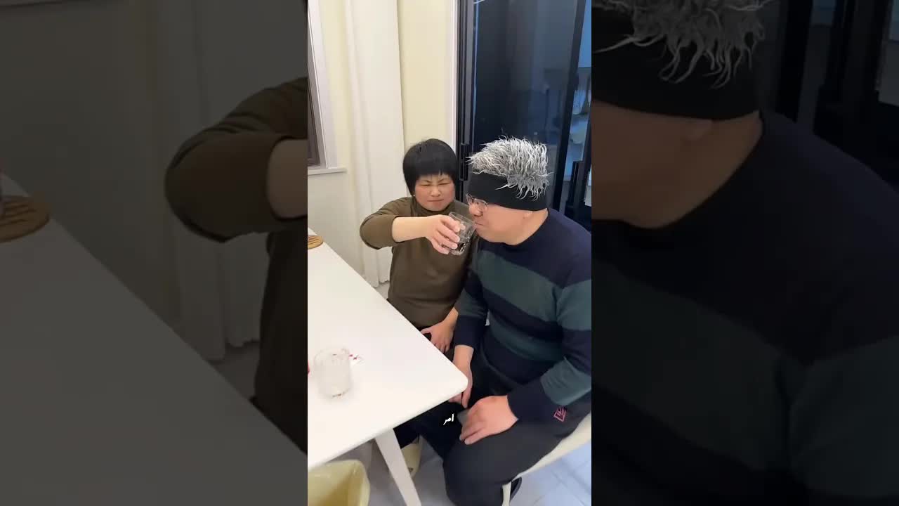 خدعة ذكية لإجبار الأب على تناول دوائه