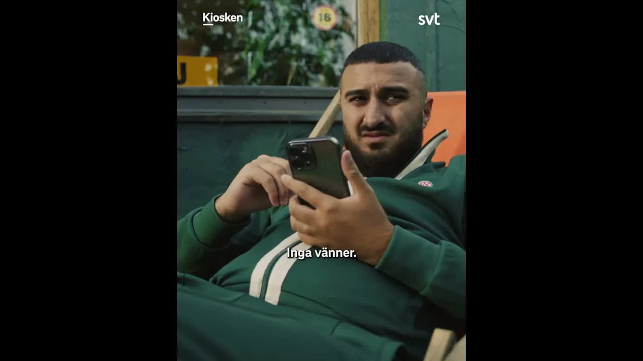 Sam och Daniel diskuterar en svartmuskig kund