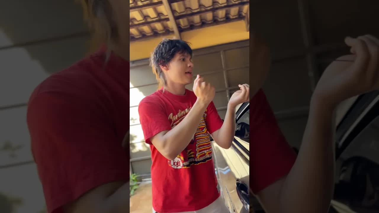 Tentando pegar a chave do carro