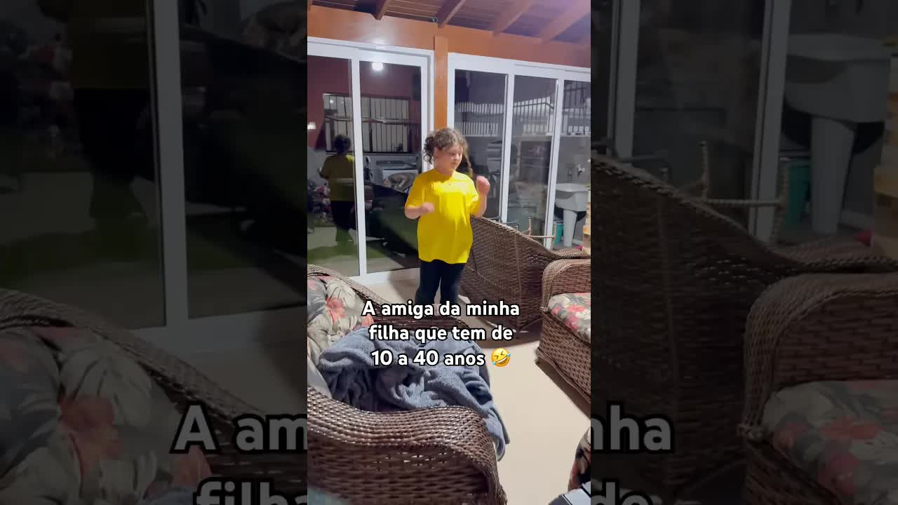 Amiga troca móveis de lugar para ver filme