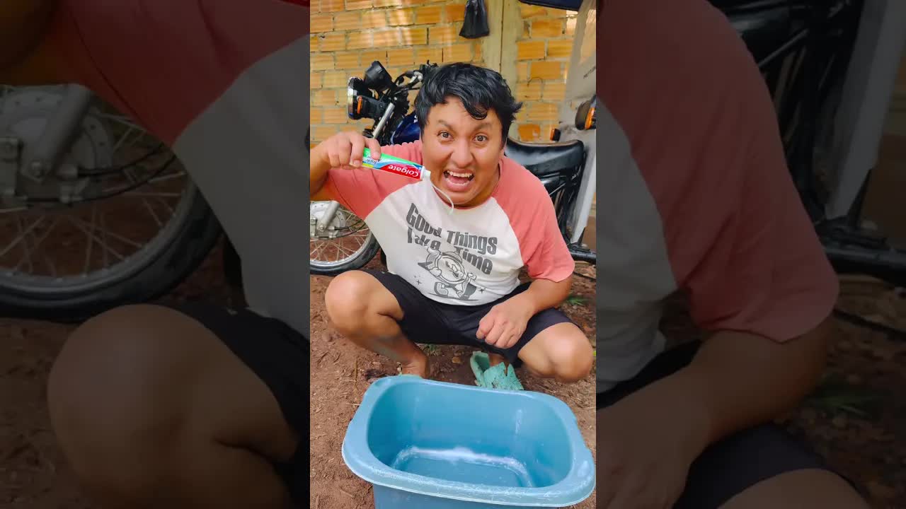 Lavando la moto con champú caro