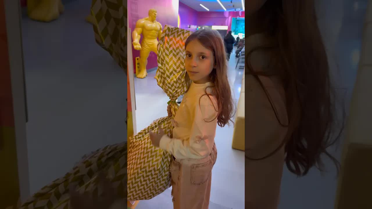 Presente misterioso no aniversário da amiga