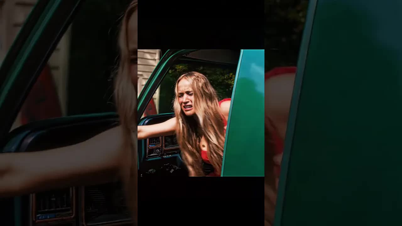 O garoto pega carona com a menina