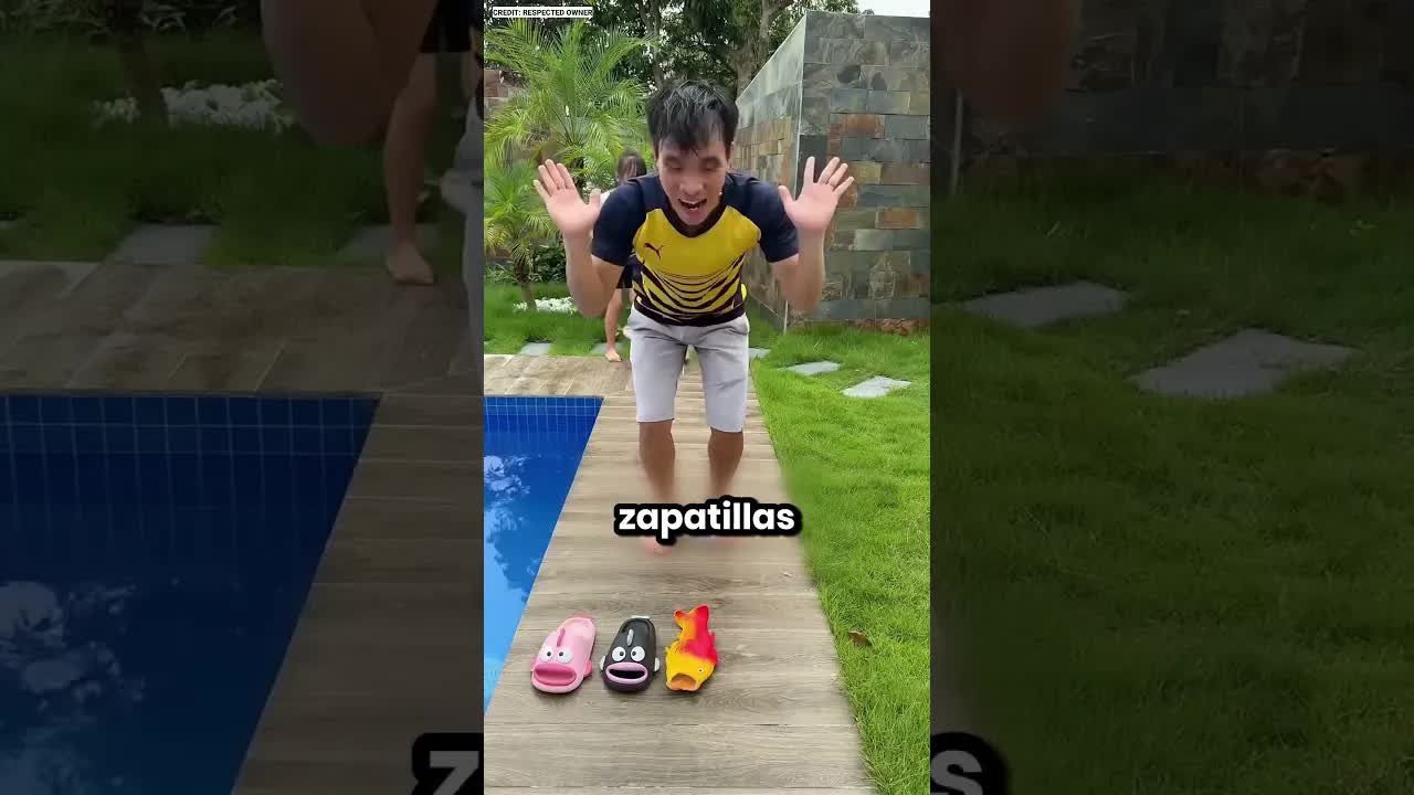 Este chico perdió su sandalia con forma de pez