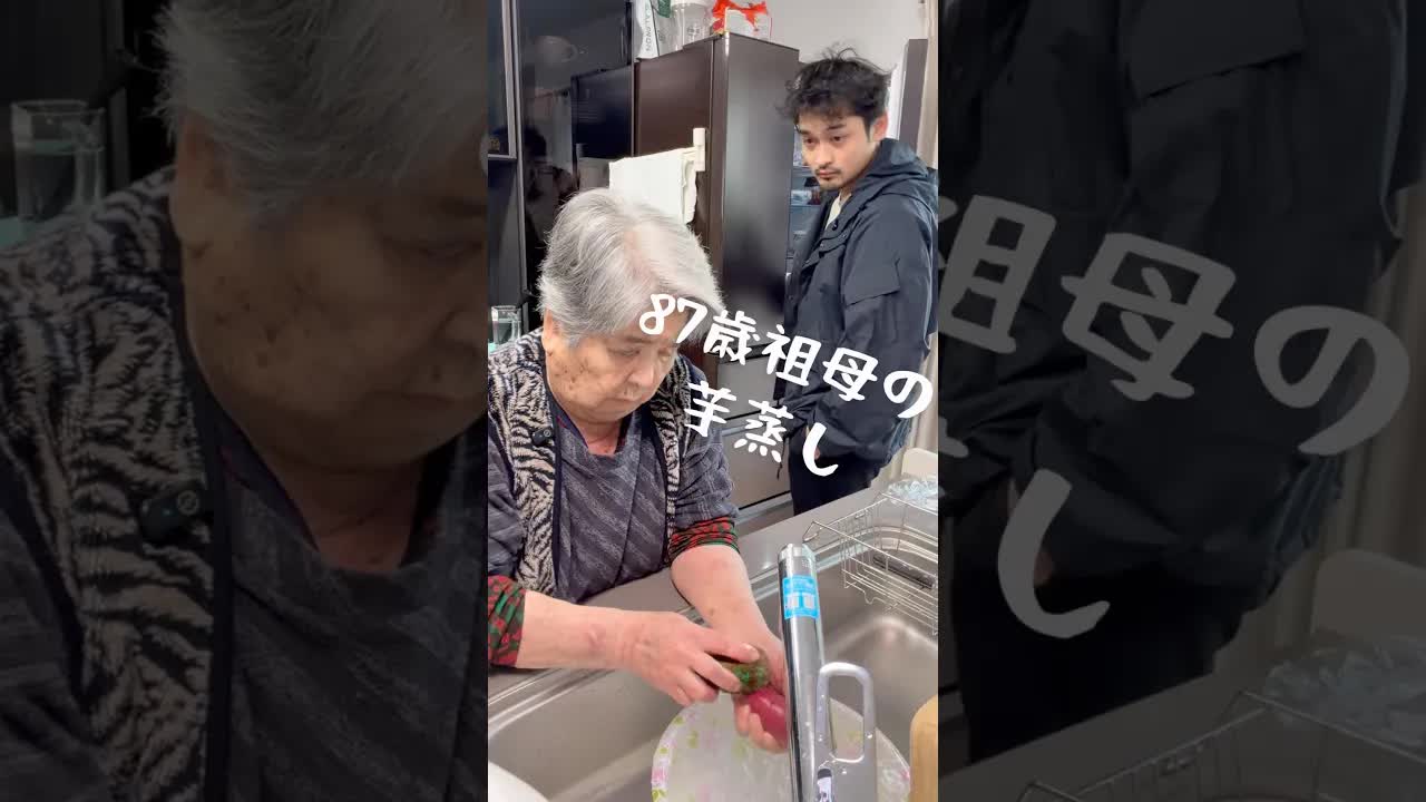 祖母と孫の病院での楽しいひと時