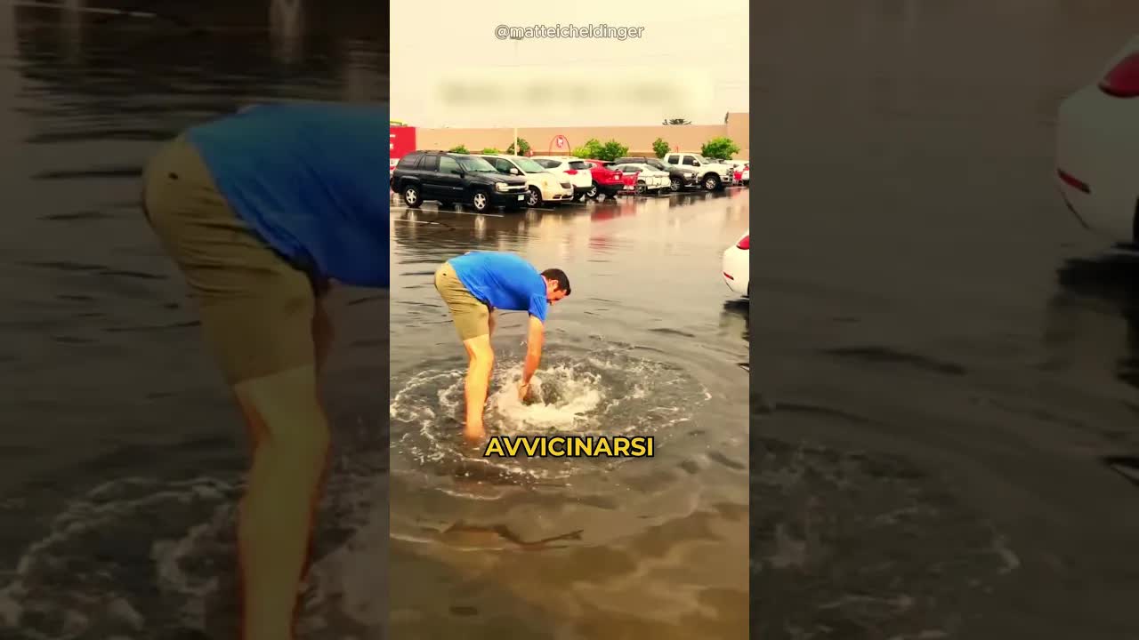 Un uomo crea un tornado per svuotare un parcheggio allagato