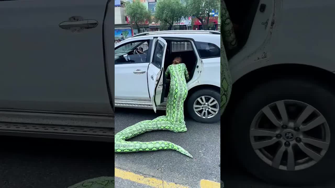 Voy disfrazada de serpiente a una fiesta