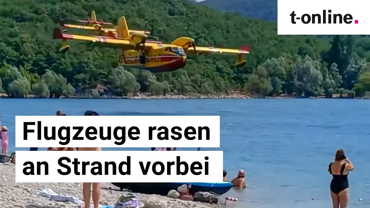 Löschflugzeuge nehmen Wasser vor Badegästen auf