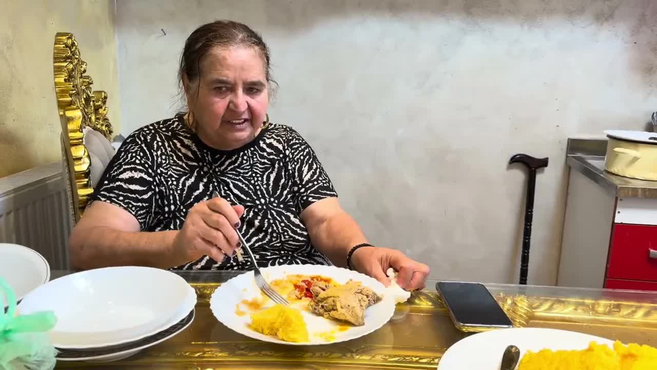Micul dejun cu mămăligă și povești la han