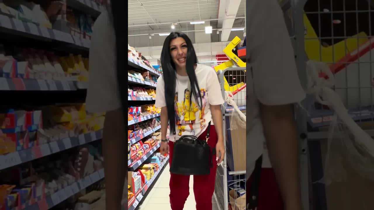 Femeia care lucrează la Kaufland și ascunde copilul