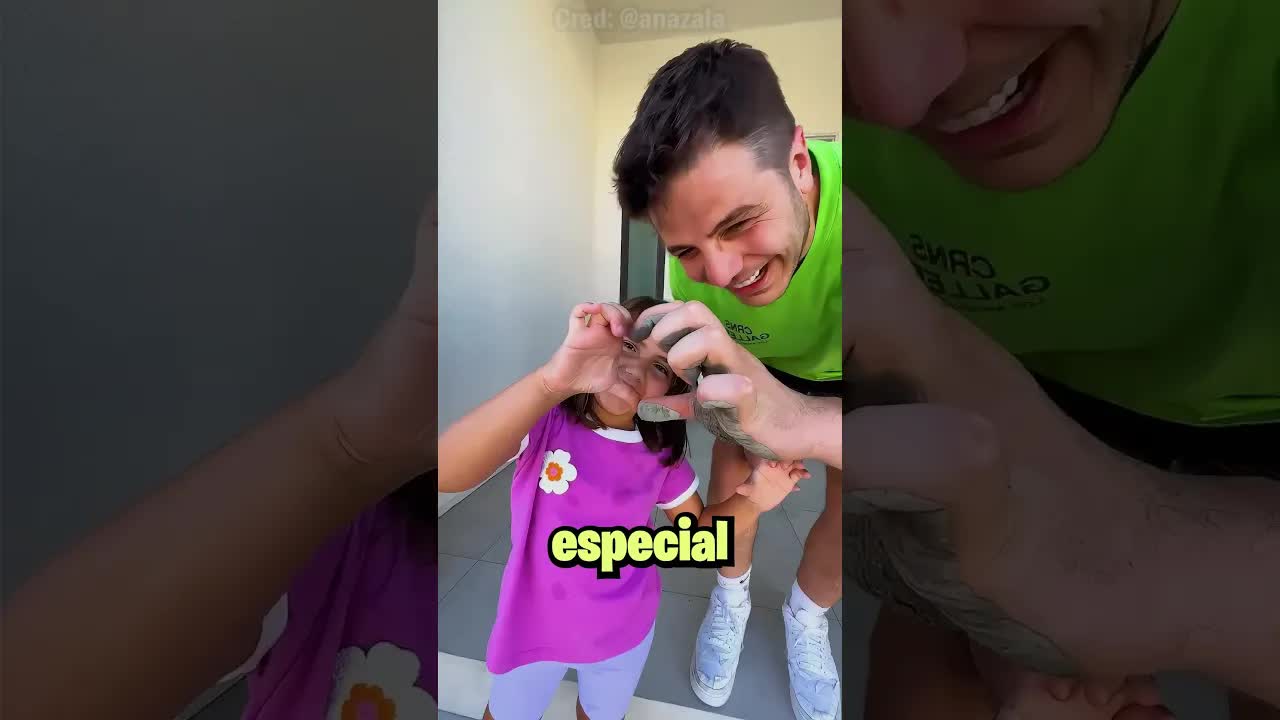 Una familia deja huellas en el cemento de su nueva casa
