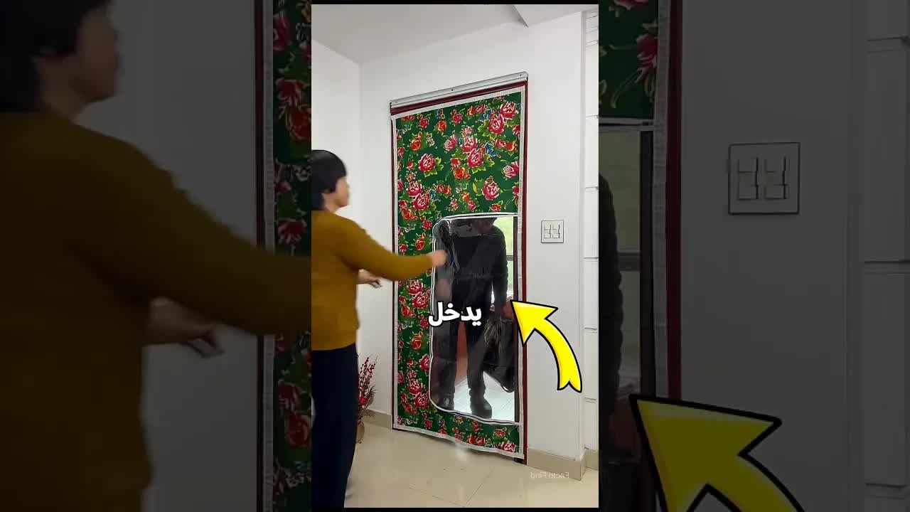 الجد يغير ستارة الباب بحل مبتكر